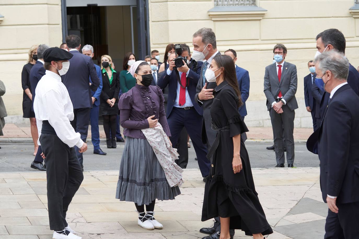 Los Reyes se han desplazado hasta el edificio que durante años albergó la sede del Banco de España en Vitoria. 