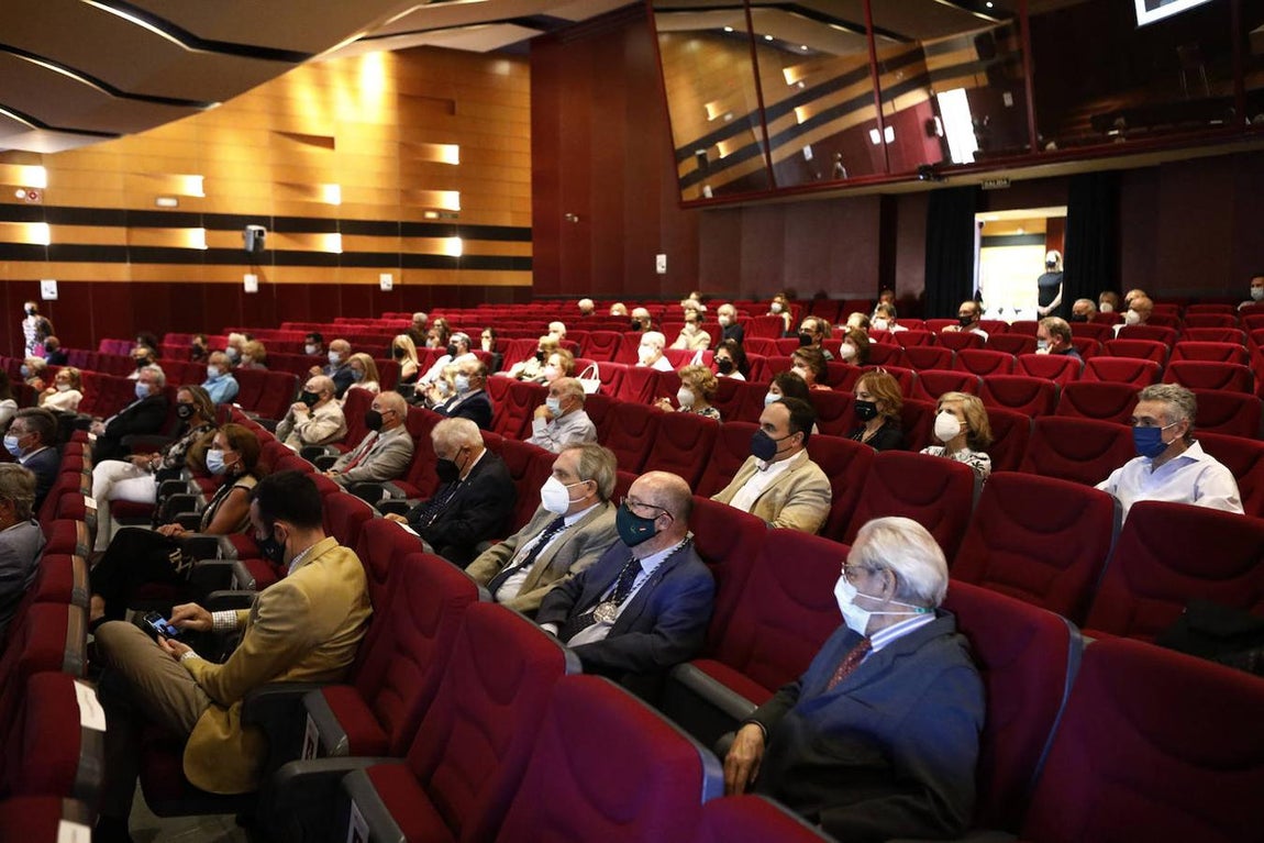 El nombramiento del alcalde de Córdoba como socio de honor del Aula del Vino, en imágenes
