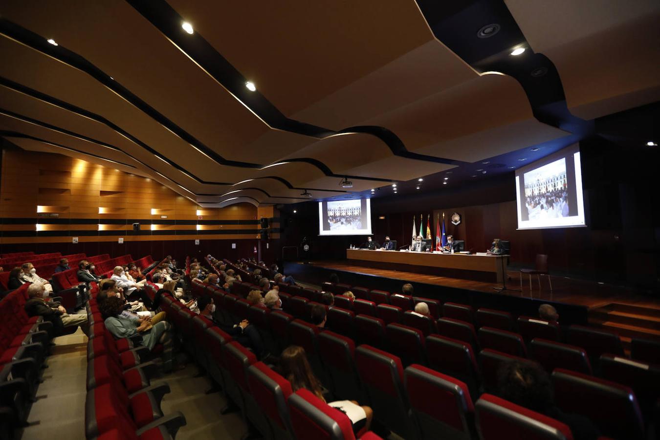 El nombramiento del alcalde de Córdoba como socio de honor del Aula del Vino, en imágenes