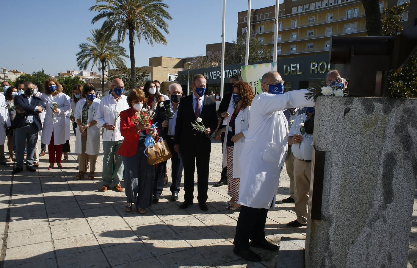 Ofrenda de claveles al monumento al donante en el Hospital Virgen del Rocío