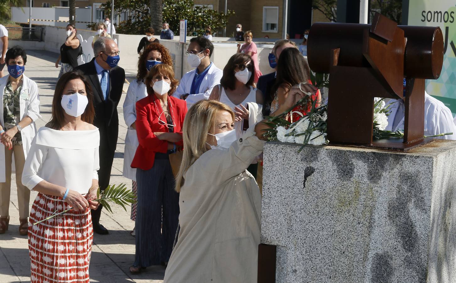 Ofrenda de claveles al monumento al donante en el Hospital Virgen del Rocío