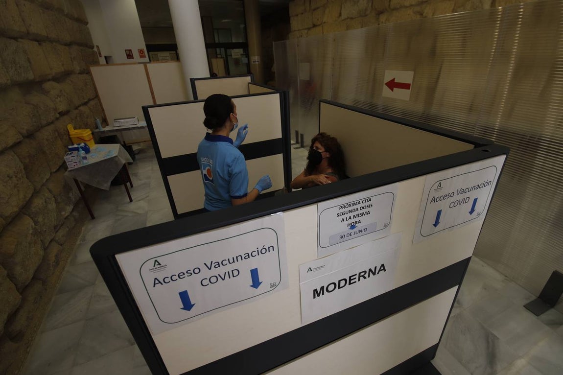 En imágenes, arranca la vacunación Covid en la sede del Ayuntamiento de Córdoba