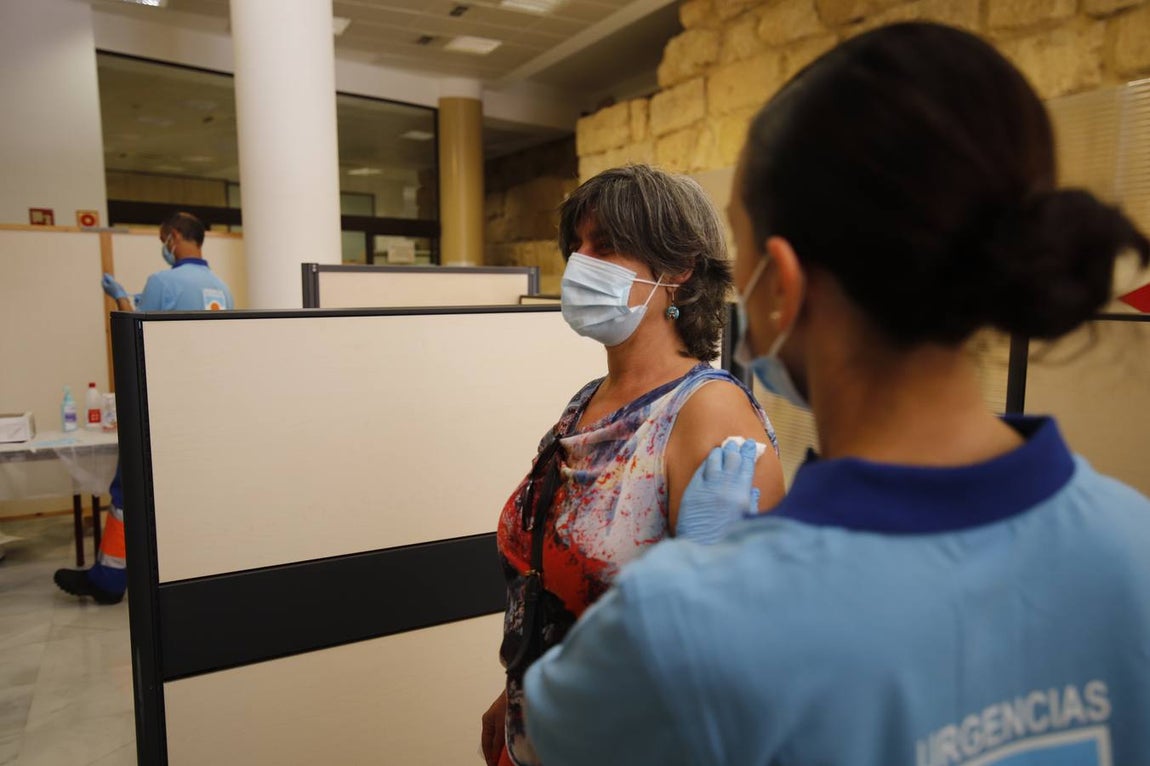 En imágenes, arranca la vacunación Covid en la sede del Ayuntamiento de Córdoba