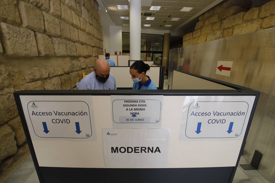 En imágenes, arranca la vacunación Covid en la sede del Ayuntamiento de Córdoba