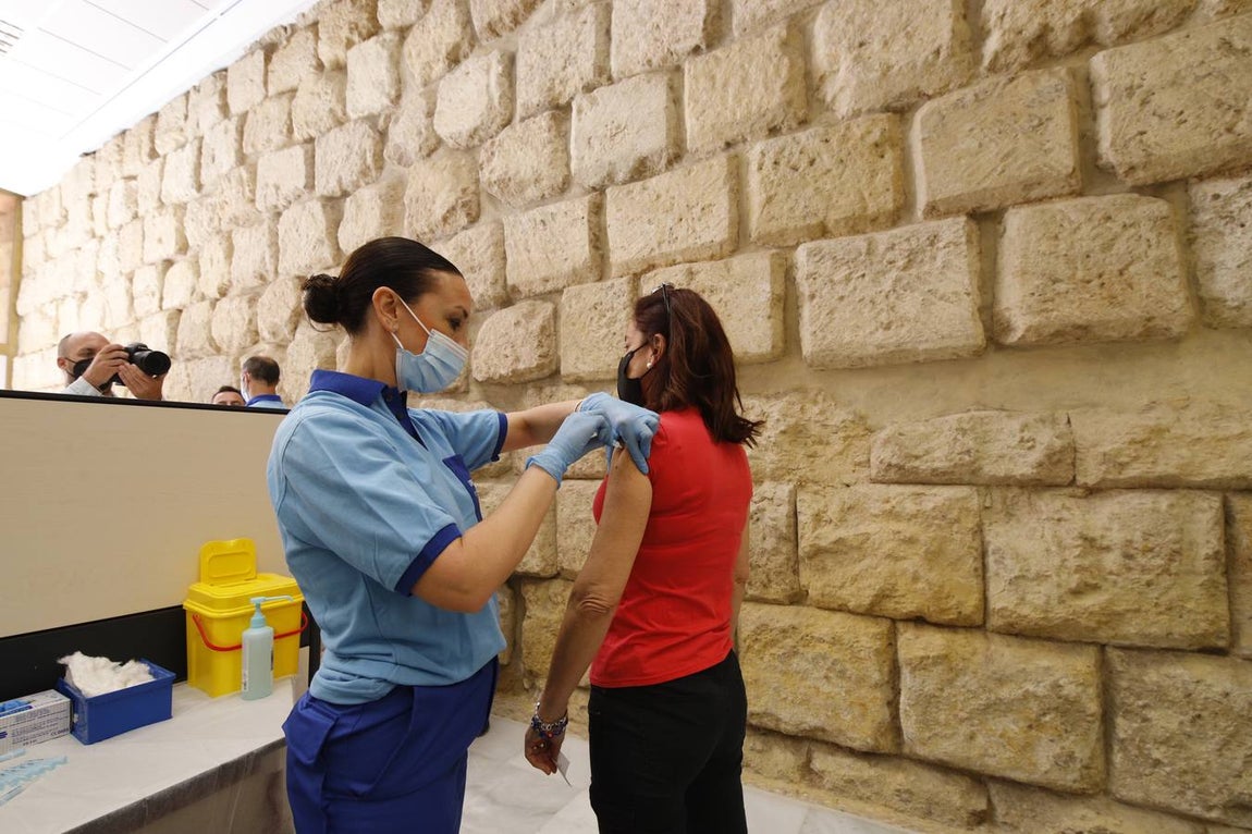 En imágenes, arranca la vacunación Covid en la sede del Ayuntamiento de Córdoba