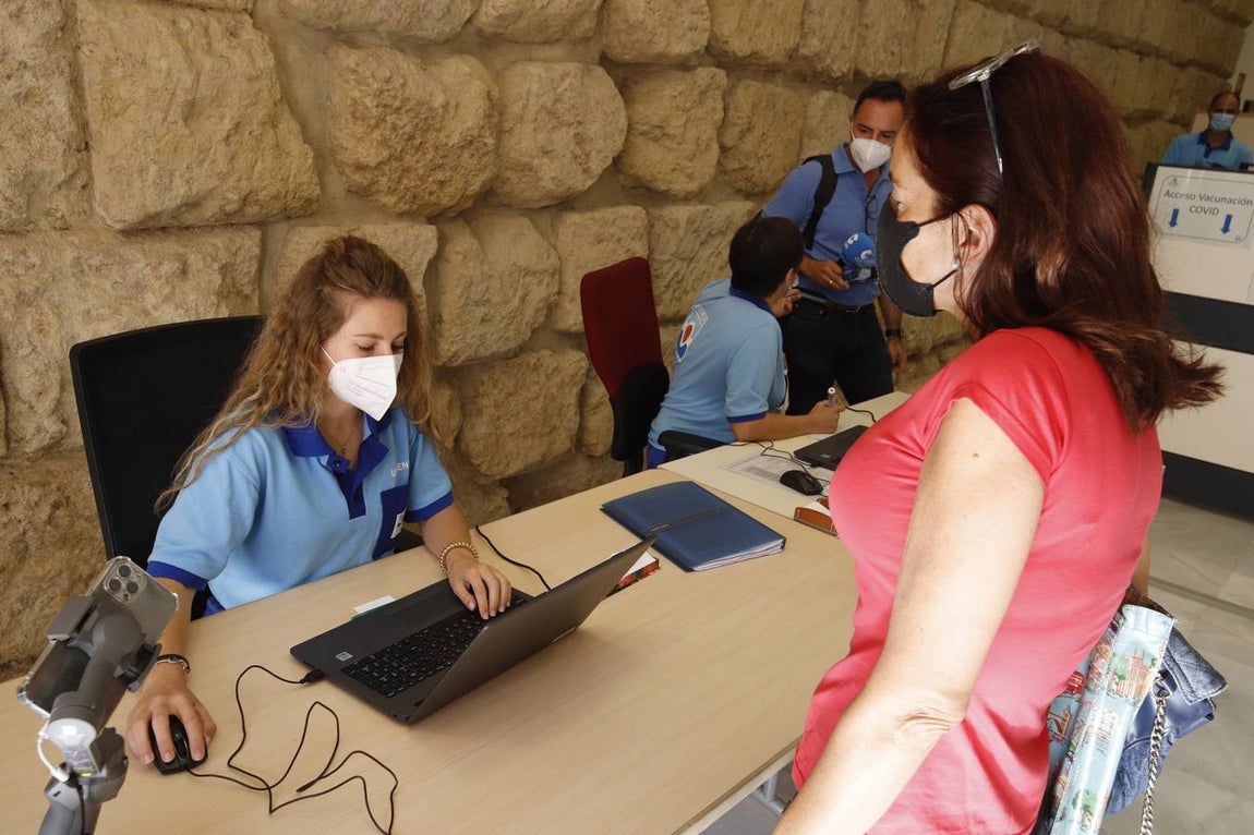 En imágenes, arranca la vacunación Covid en la sede del Ayuntamiento de Córdoba