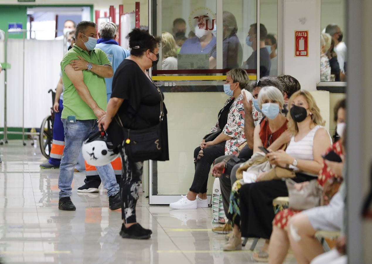 Vacunación en el centro habilitado en la Facultad de Matemáticas de Sevilla