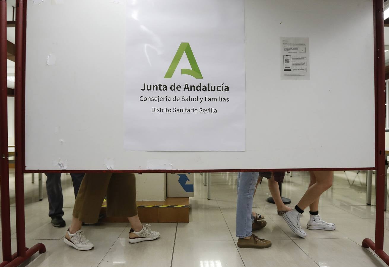 Vacunación en el centro habilitado en la Facultad de Matemáticas de Sevilla