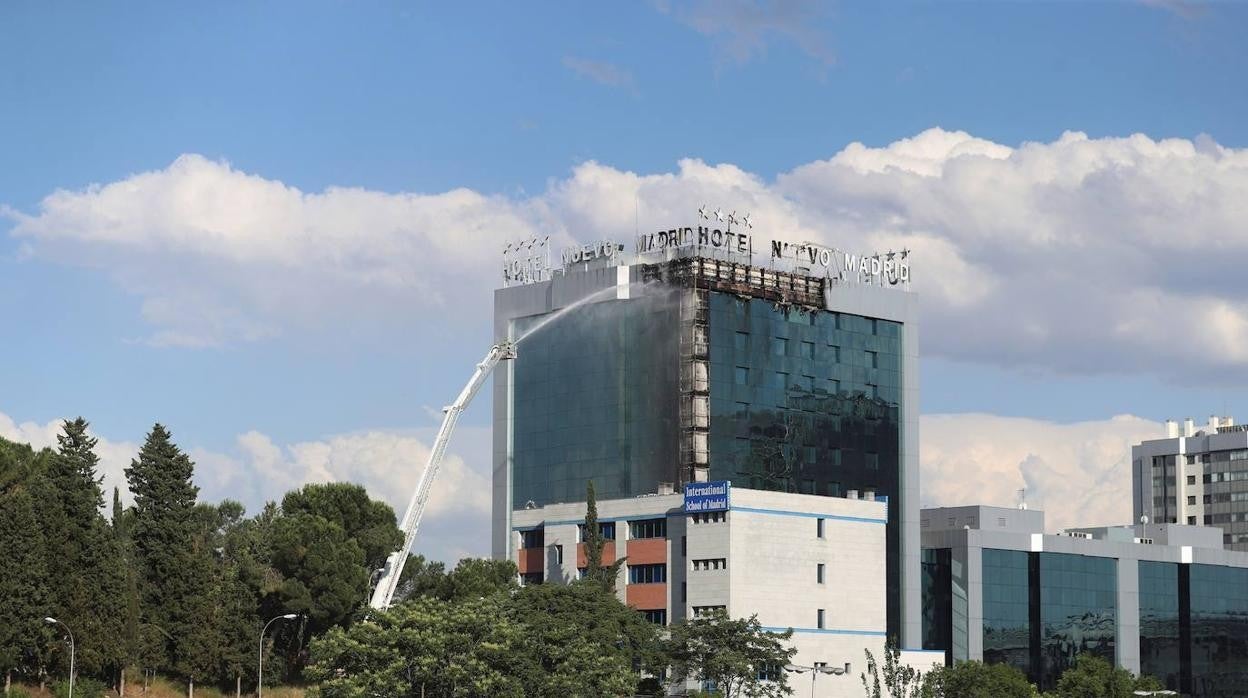 En imágenes: Así ha quedado el Hotel Nuevo Madrid tras el incendio que ha devorado parte de su fachada