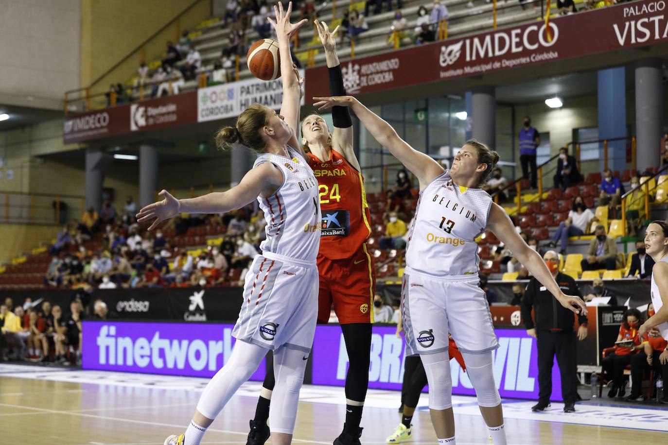 Las mejores imágenes del partido de baloncesto España-Bélgica en Córdoba