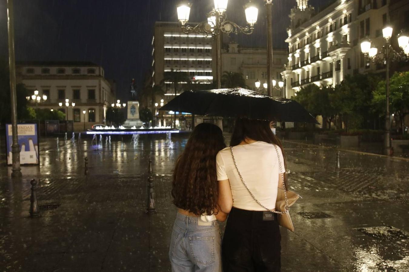 La fuerte tormenta se salda en Córdoba capital con una veintena de salidas de los bomberos