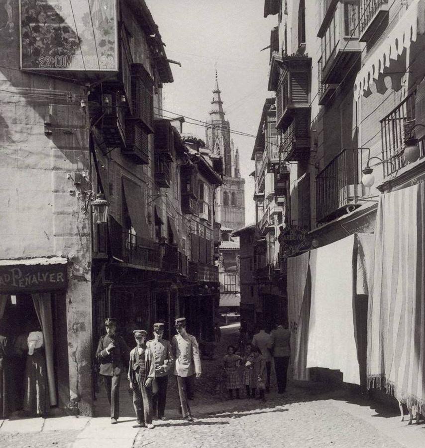 Calle del Comercio, lugar de compras y de paseo. A la derecha, tras las lonas protectoras del sol, se repartían varios negocios familiares de largo arraigo en la ciudad. Fotografía de Alois Beer. Archivo Municipal de Toledo. 