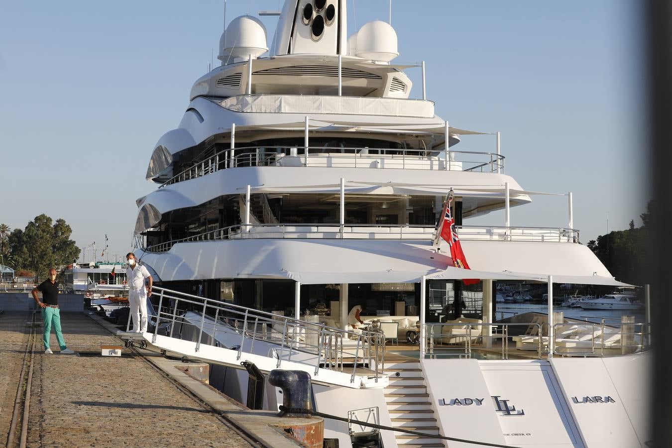 El megayate &#039;Lady Lara&#039; ya luce en el puerto de Sevilla