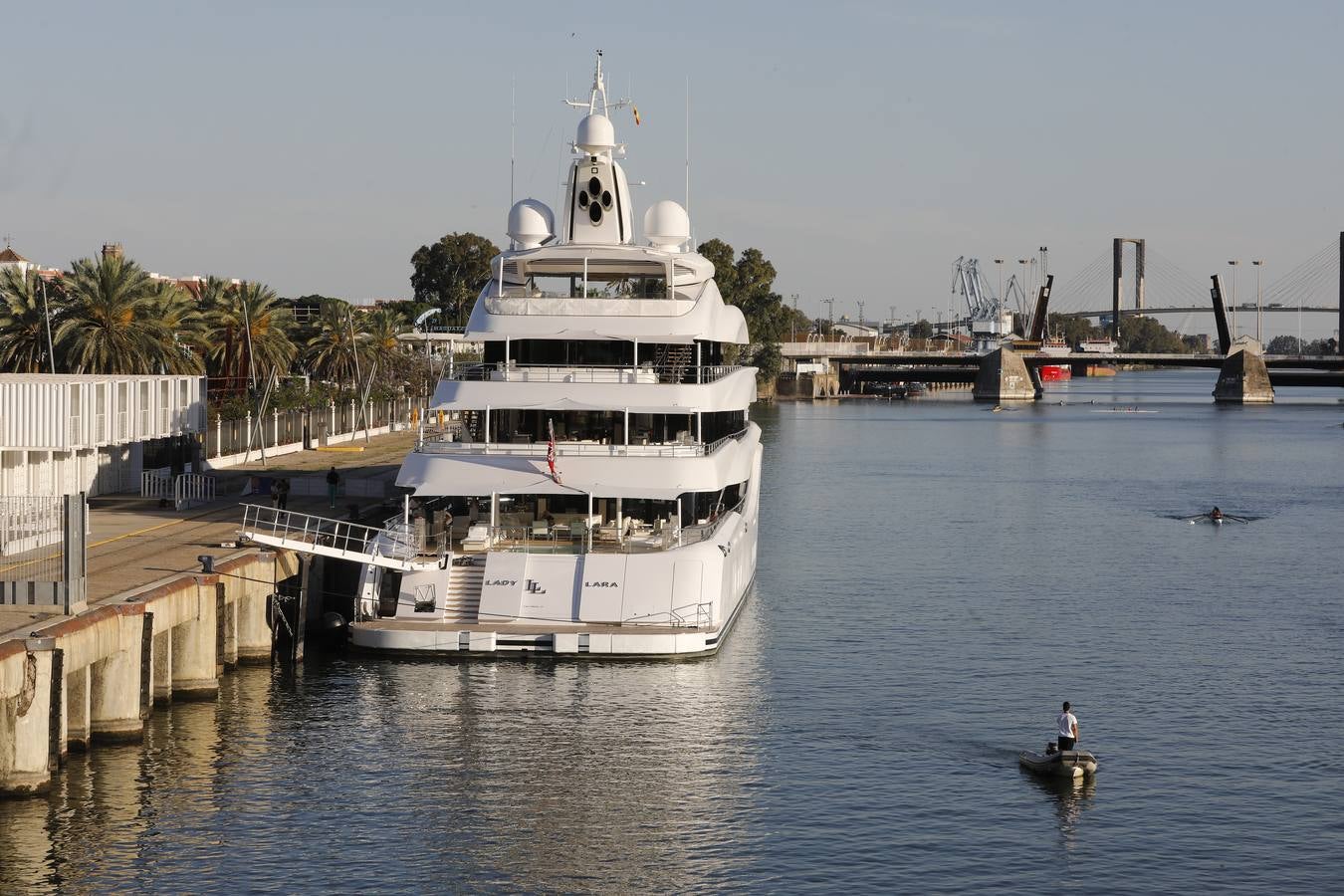 El megayate &#039;Lady Lara&#039; ya luce en el puerto de Sevilla