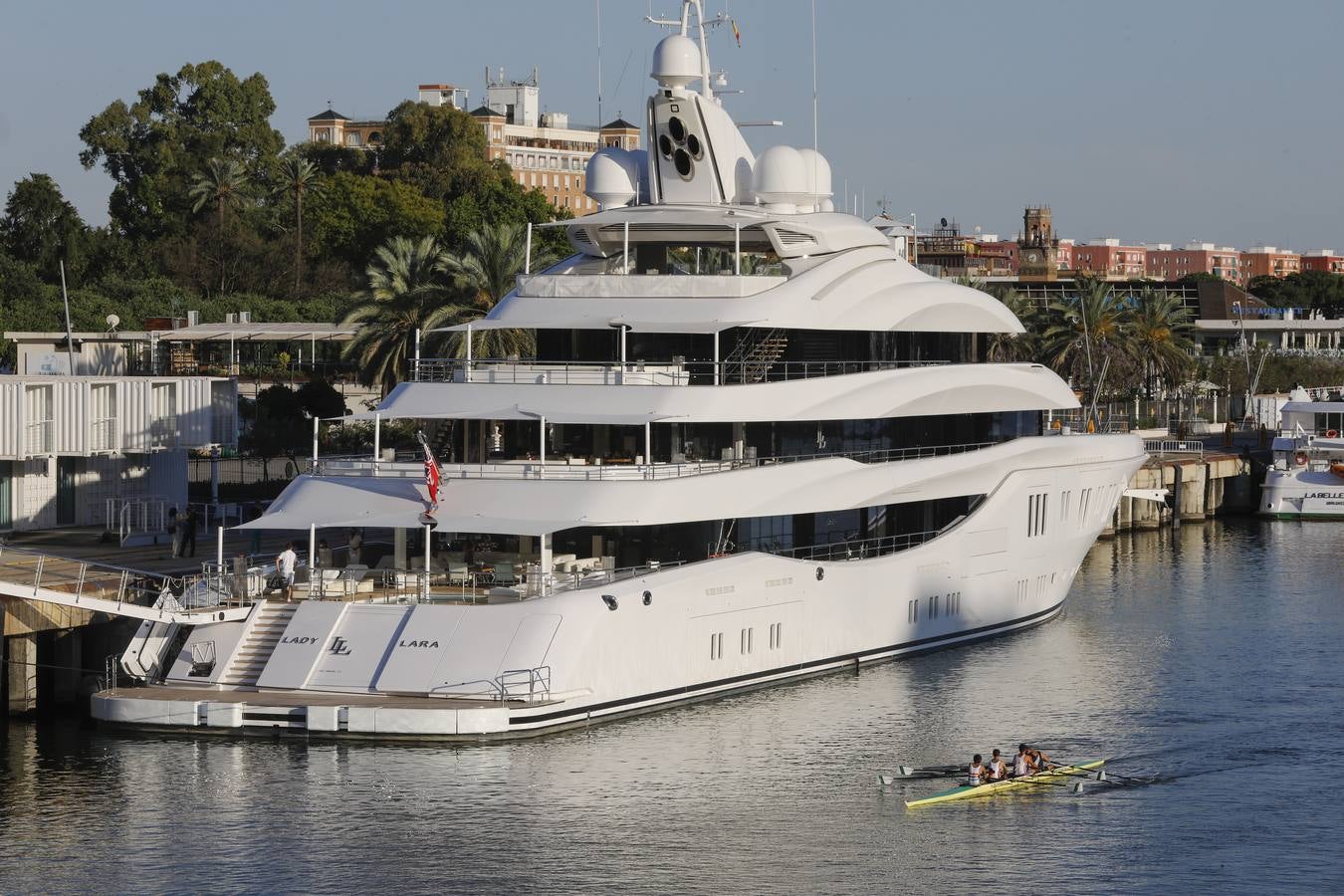 El megayate &#039;Lady Lara&#039; ya luce en el puerto de Sevilla