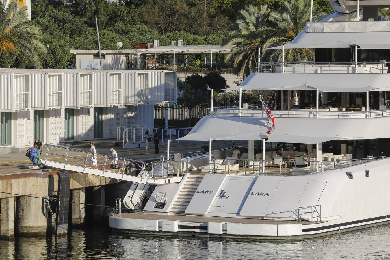 El megayate &#039;Lady Lara&#039; ya luce en el puerto de Sevilla