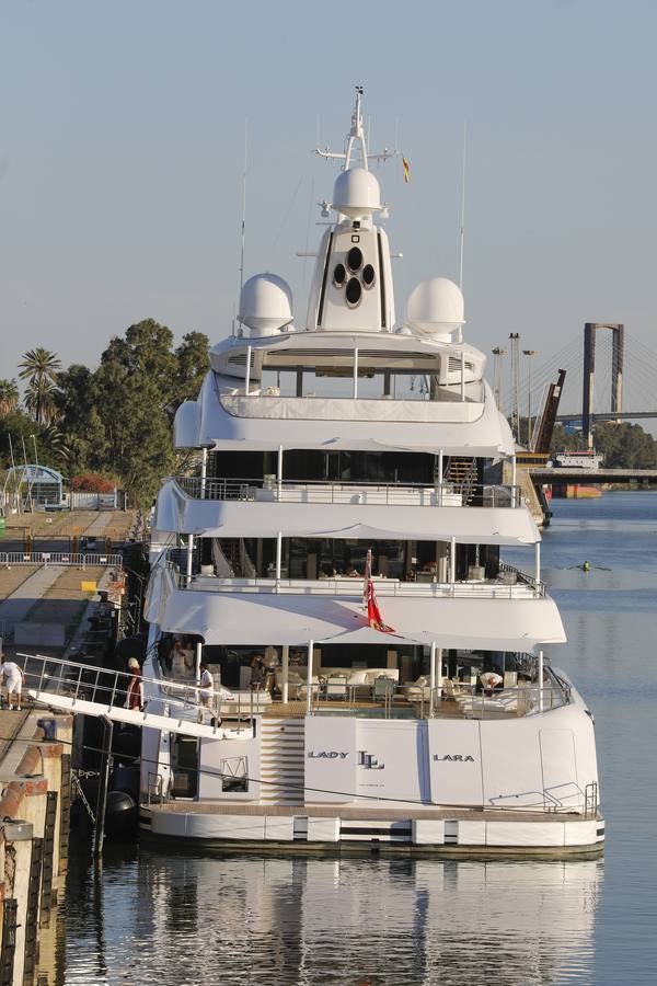 El megayate &#039;Lady Lara&#039; ya luce en el puerto de Sevilla