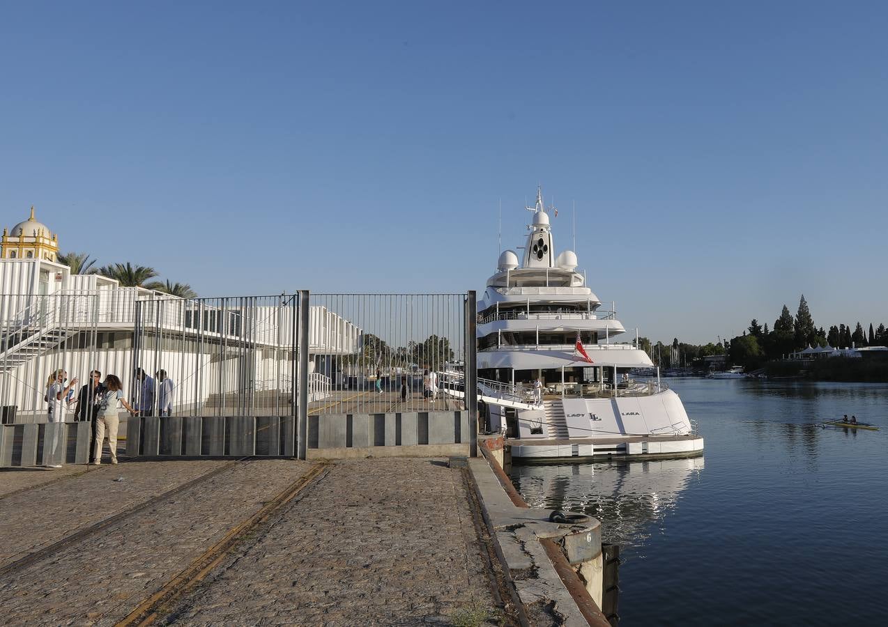 El megayate &#039;Lady Lara&#039; ya luce en el puerto de Sevilla