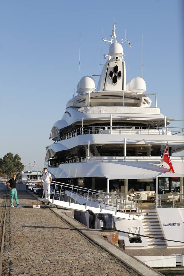 El megayate &#039;Lady Lara&#039; ya luce en el puerto de Sevilla