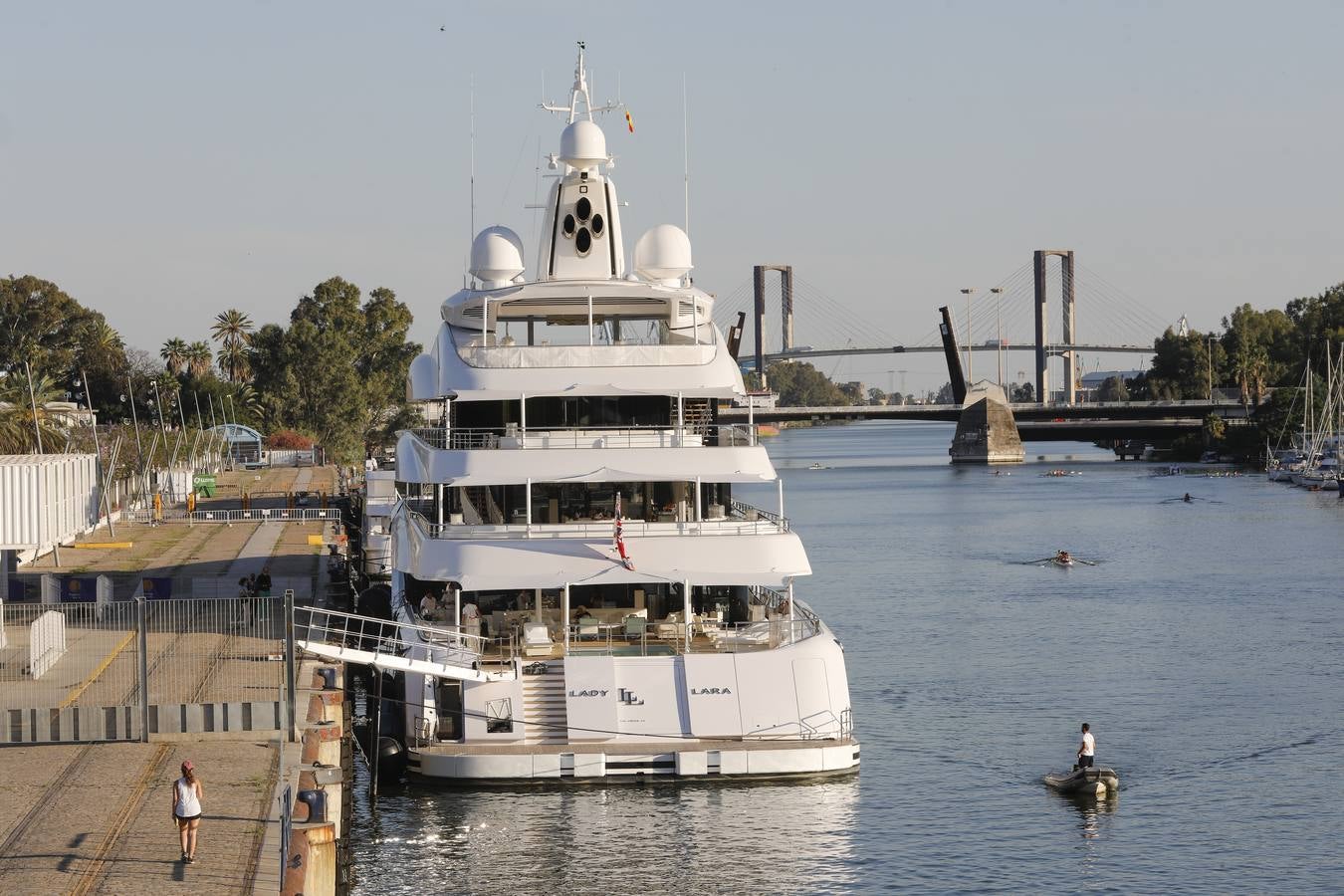 El megayate &#039;Lady Lara&#039; ya luce en el puerto de Sevilla