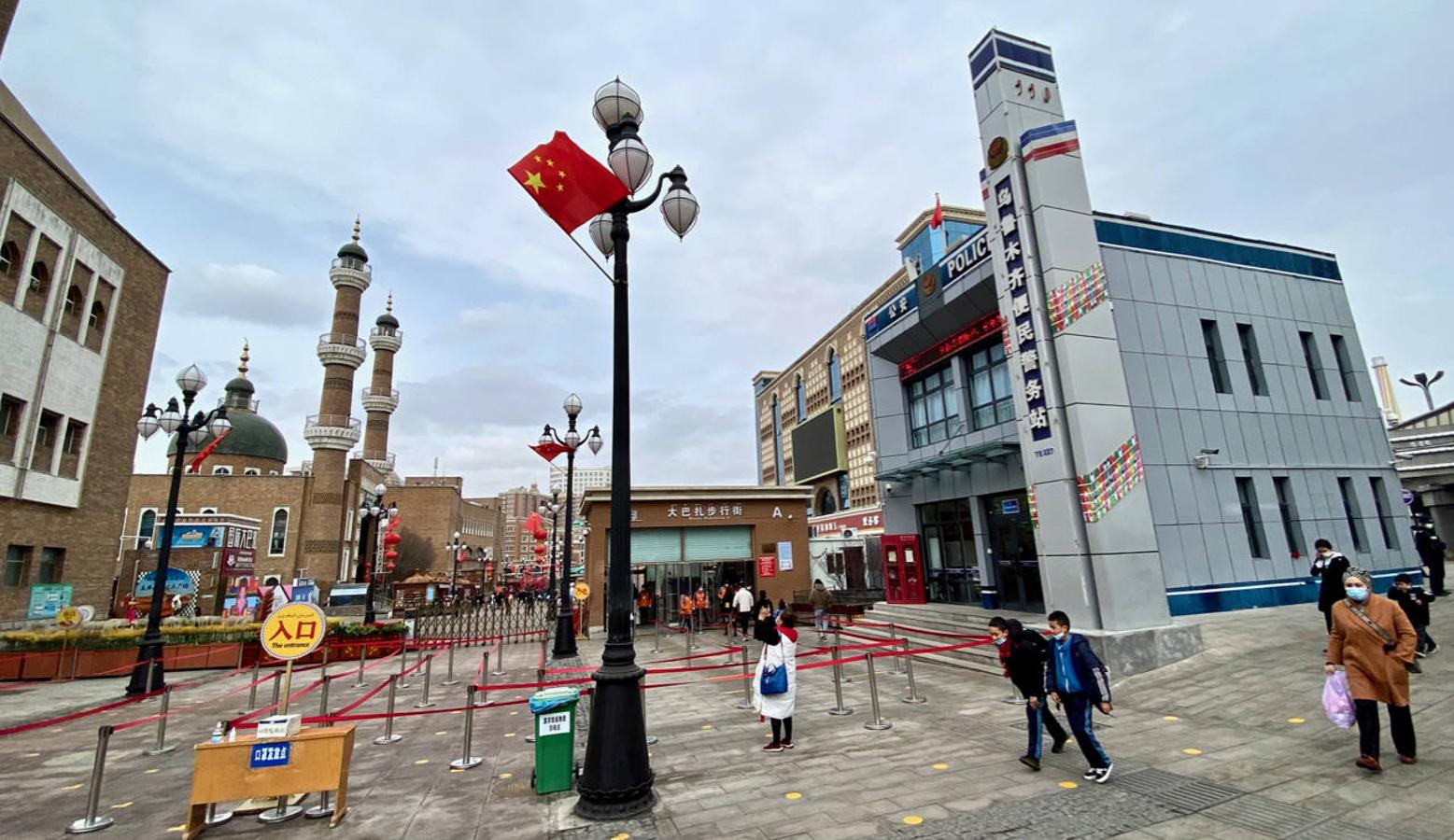 La vigilancia policial es constante en Xinjiang, en cuyas ciudades hay comisarías cada 500 metros y fuertes controles de seguridad en sus principales atracciones, como el Gran Bazar de Urumqi. 