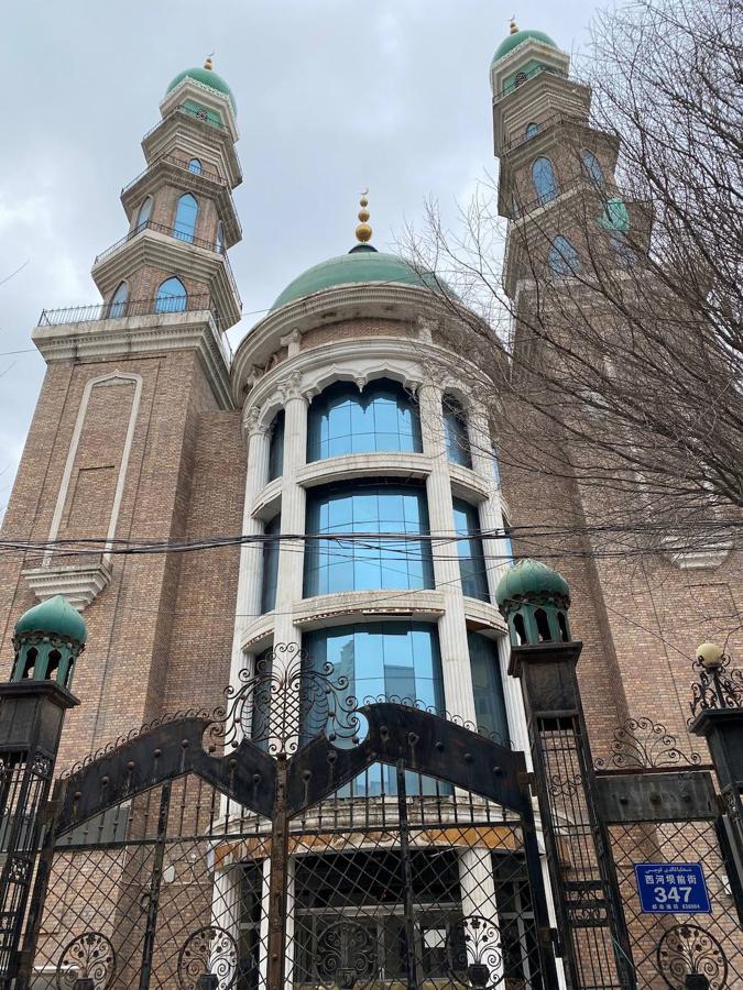 Tras hacer una foto a la cerrada mezquita de Xiheba en Urumqi, apareció un joven pidiendo que se borrara porque decía que estaba «en obras». 