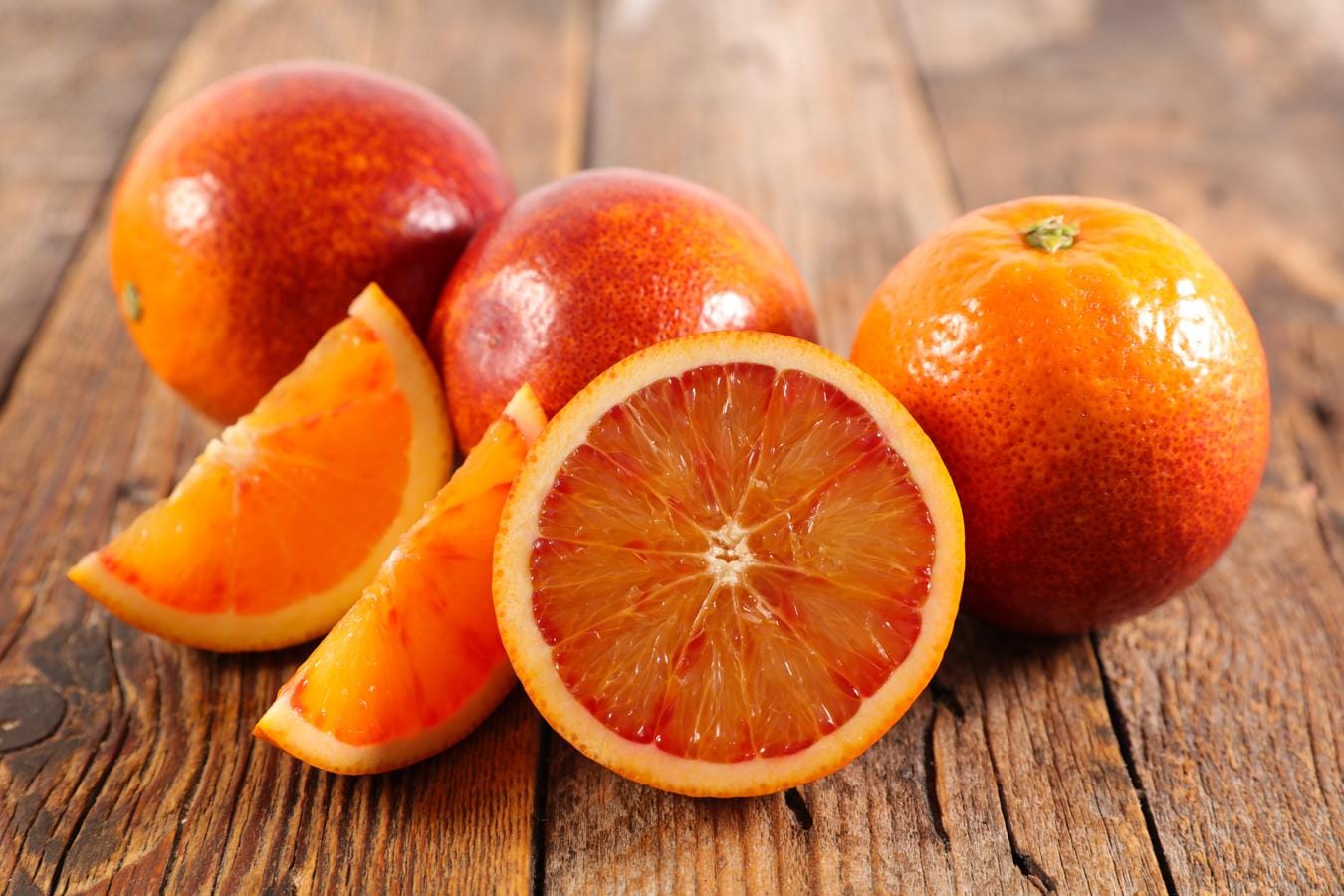 Naranja. La mayor parte de la naranja es agua, y esta fruta, además de ser rica en vitamina C y potasio, es también una buena fuente de ácido fólico, siendo este de 37 ug por 100 gramos de naranja. Podemos encontrar naranjas todo el año, pero su temporada va de septiembre a marzo.