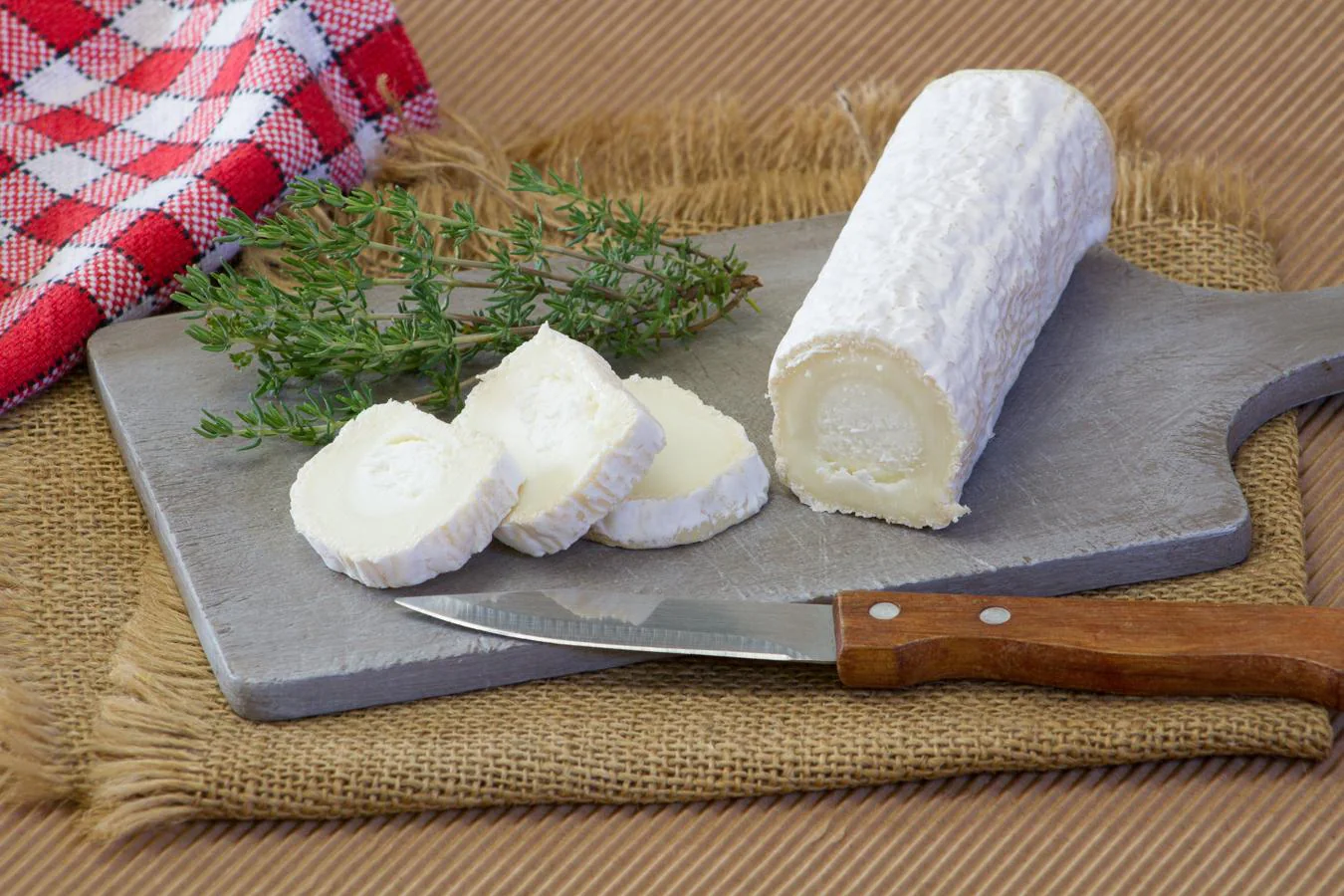 Queso de cabra. El queso de cabra contiene 53 ug de ácido fólico, según datos de la Bedca, pero también se puede destacar su alta cantidad de vitamina A (437 ug), calcio (190 mg) y potasio (114 mg).