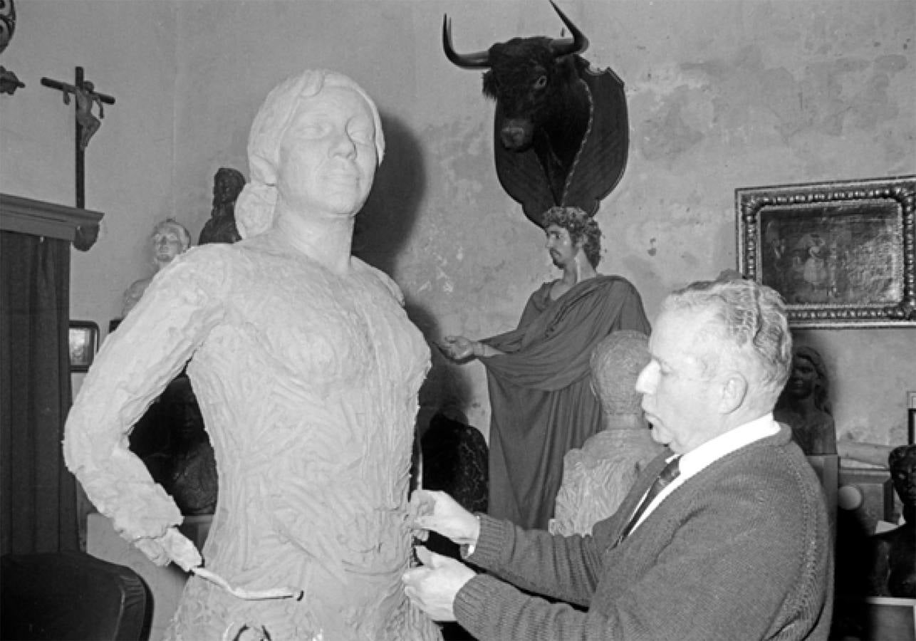 Antonio Illanes Rodríguez trbajando en el monumento a la cantaora Pastora Pavón 'Niña de los Peines', que se inauguró en 1968 en la Alameda de Hércules