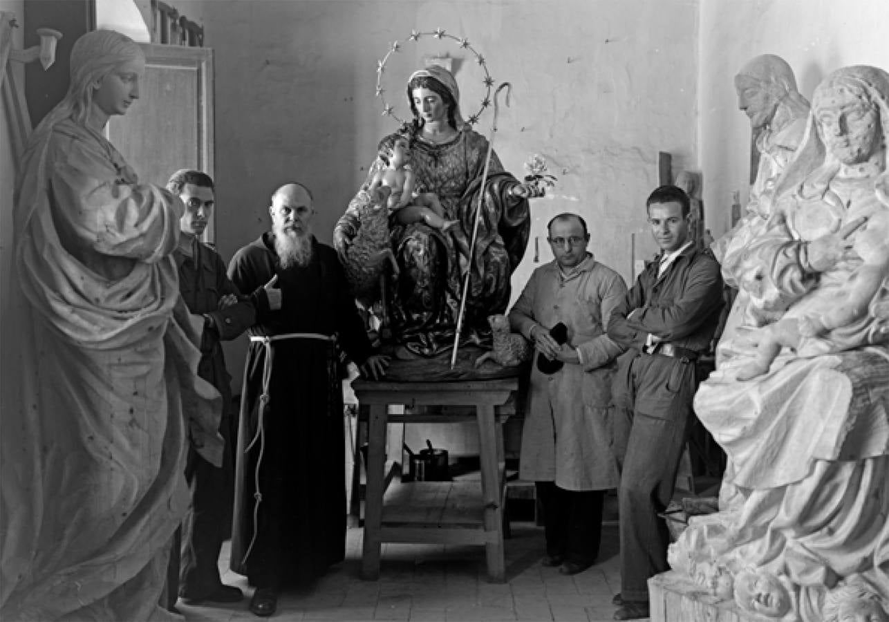 El escultor Sebastián Santos Rojas posa en 1940 con el capuchino padre Ardales ante la imagen de la Divina Pastora, encargada para el convento de la Inmaculada de Antequera (Málaga)