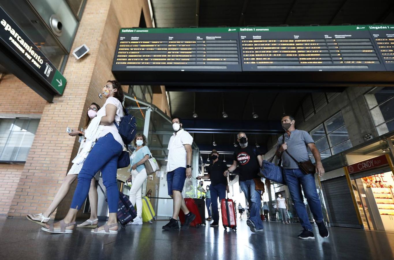 El regreso de los viajeros a la estación de AVE de Córdoba, en imágenes