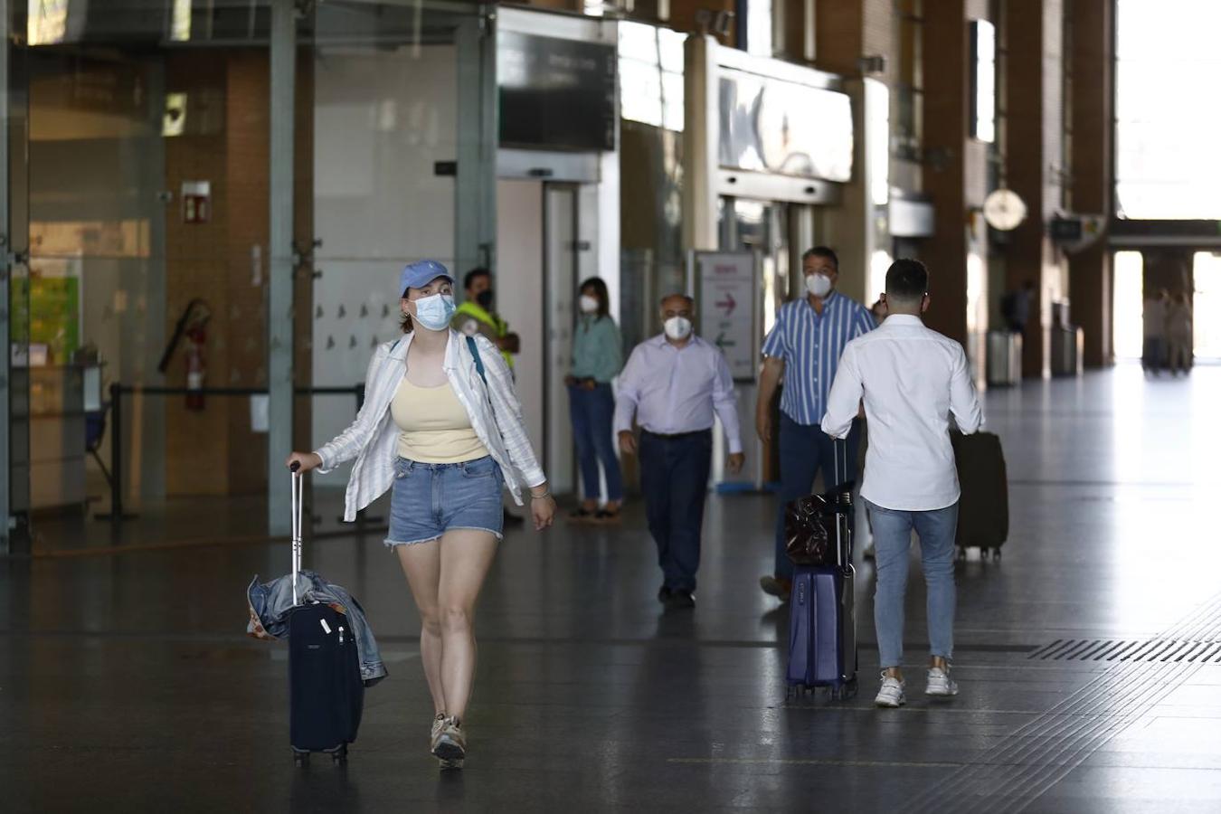 El regreso de los viajeros a la estación de AVE de Córdoba, en imágenes