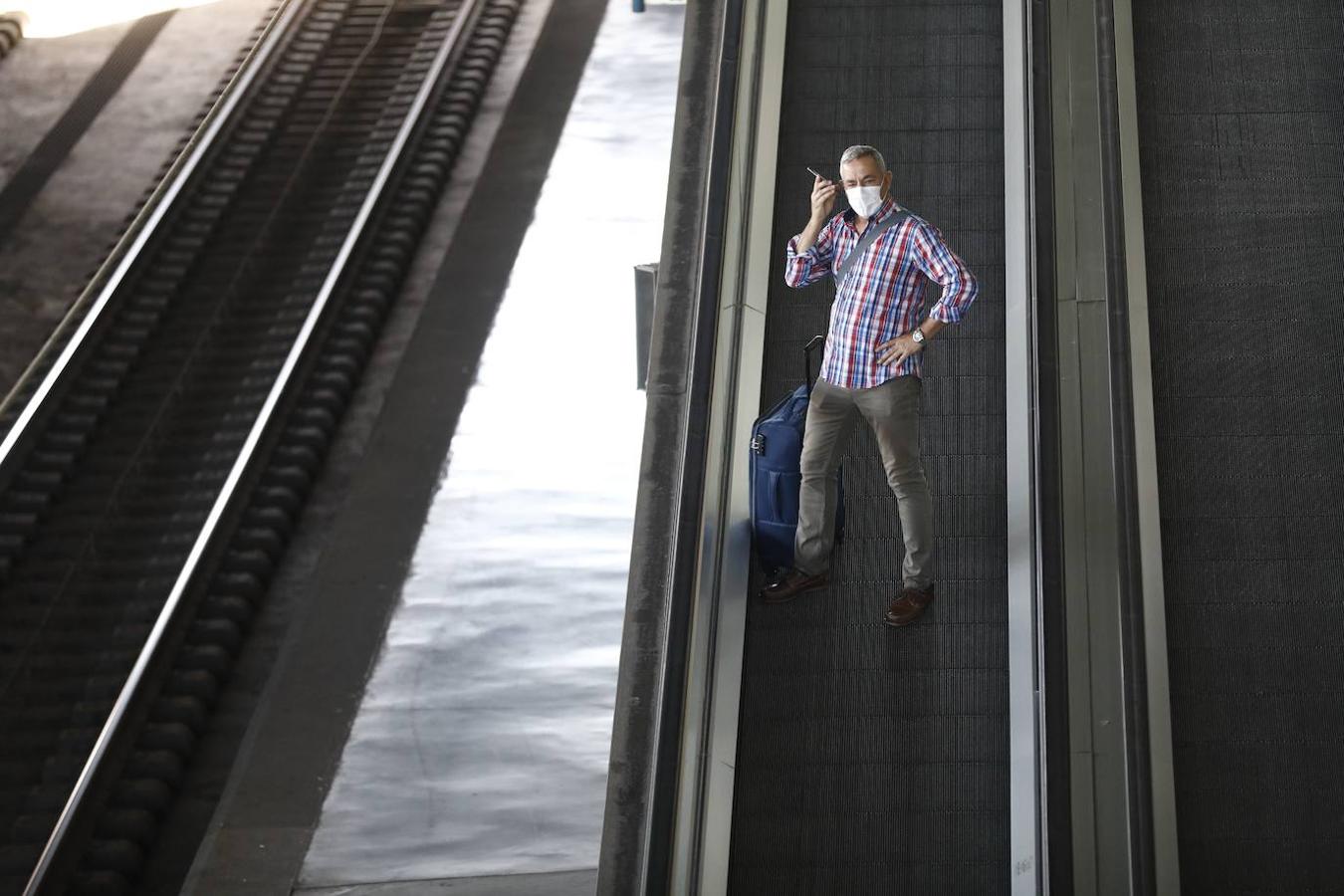 El regreso de los viajeros a la estación de AVE de Córdoba, en imágenes