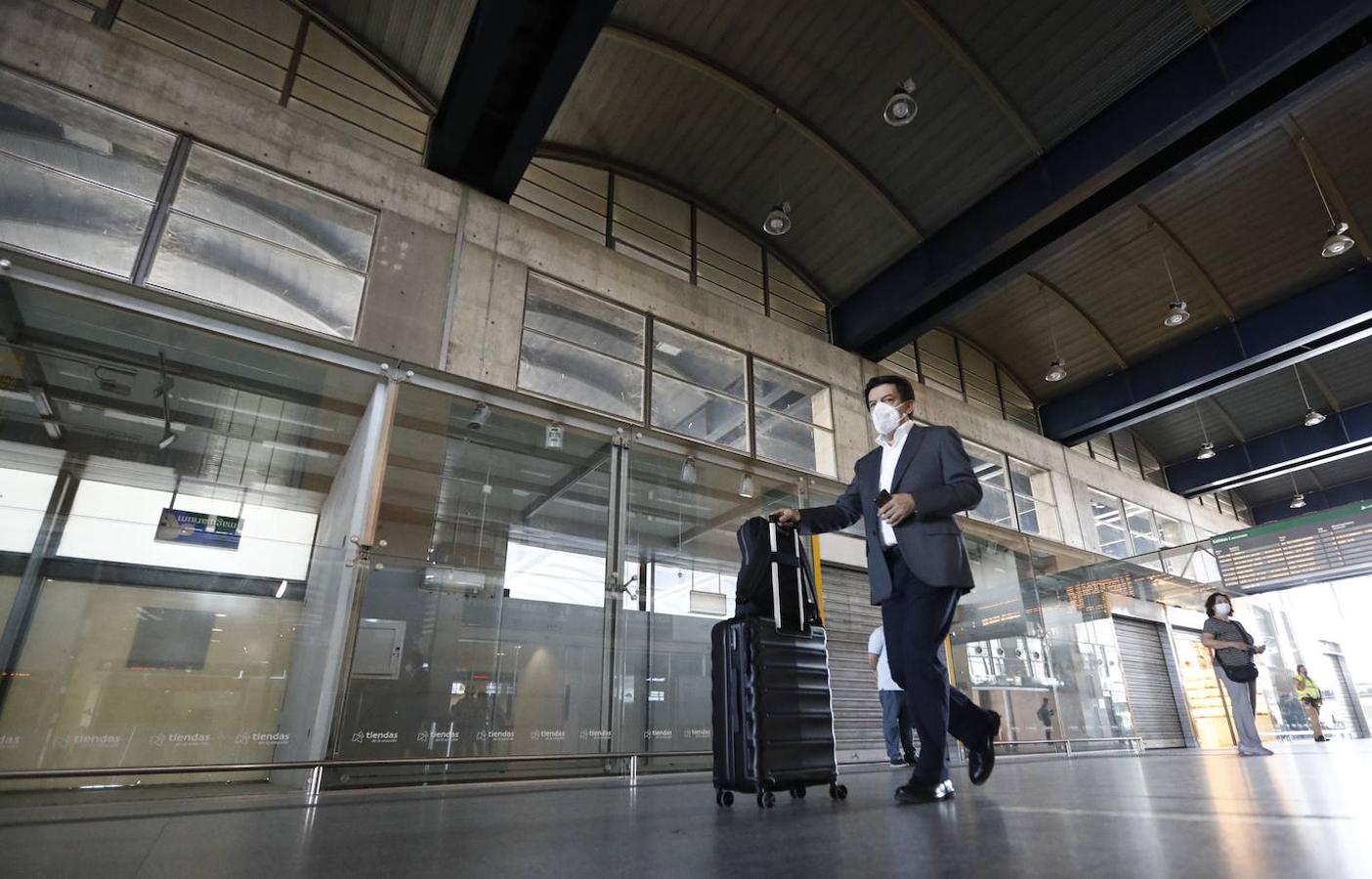 El regreso de los viajeros a la estación de AVE de Córdoba, en imágenes