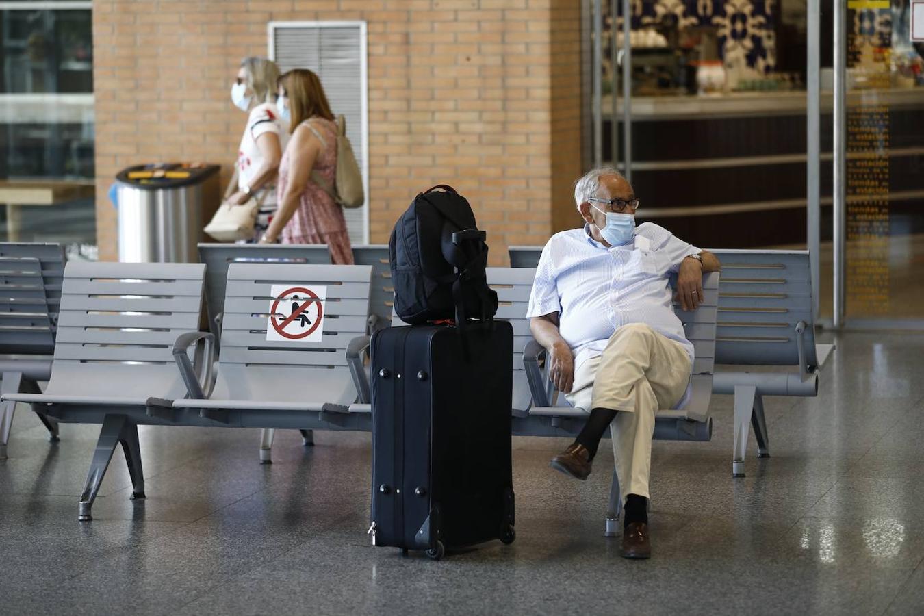 El regreso de los viajeros a la estación de AVE de Córdoba, en imágenes