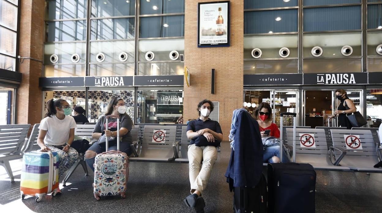 El regreso de los viajeros a la estación de AVE de Córdoba, en imágenes