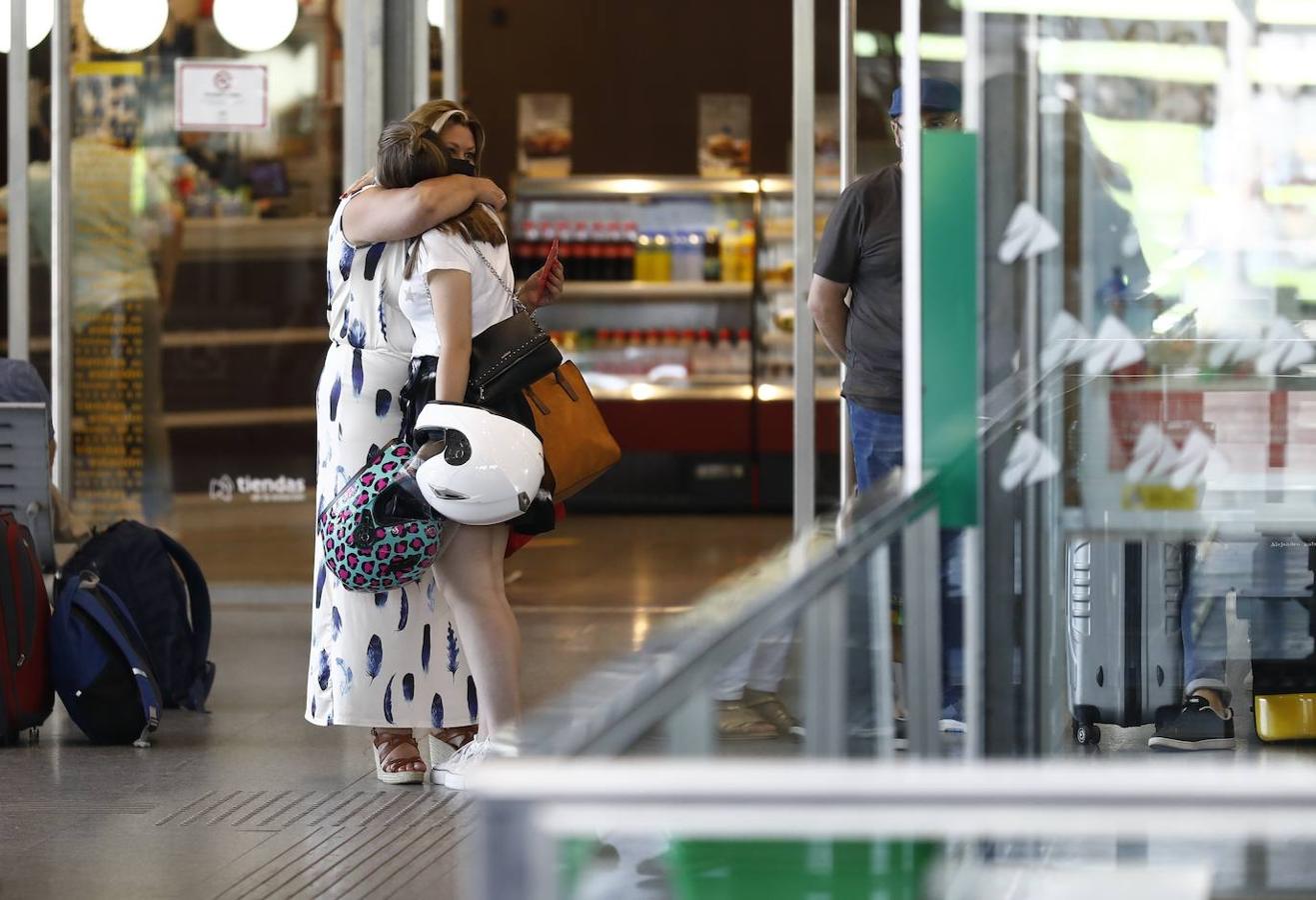 El regreso de los viajeros a la estación de AVE de Córdoba, en imágenes