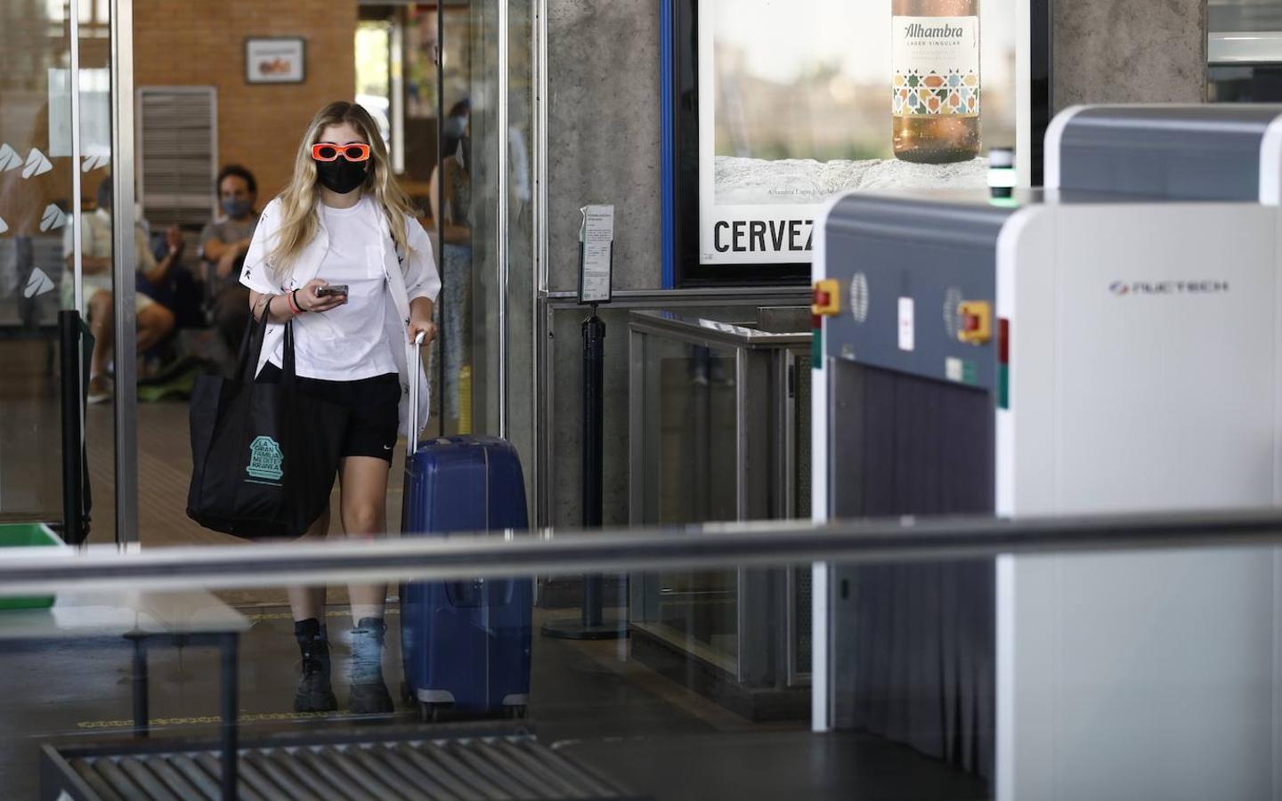 El regreso de los viajeros a la estación de AVE de Córdoba, en imágenes