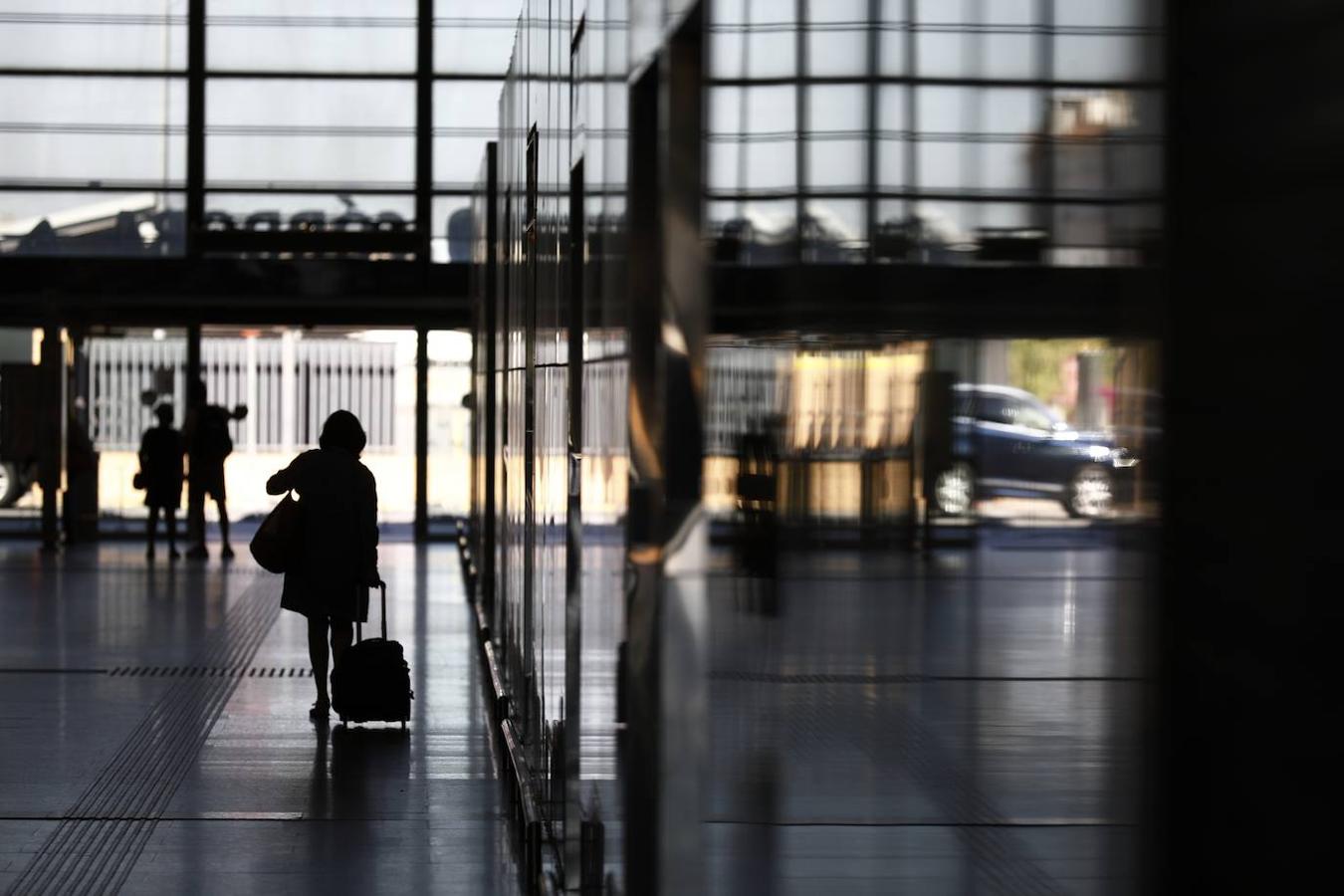 El regreso de los viajeros a la estación de AVE de Córdoba, en imágenes