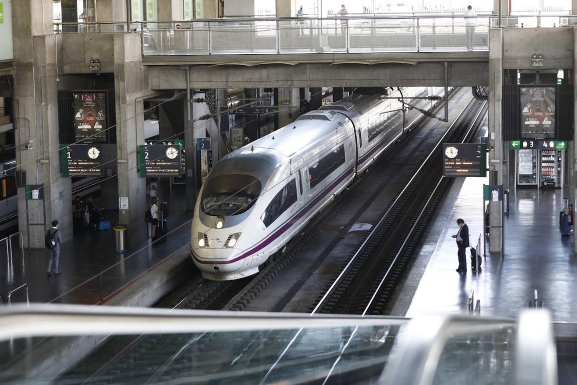 El regreso de los viajeros a la estación de AVE de Córdoba, en imágenes