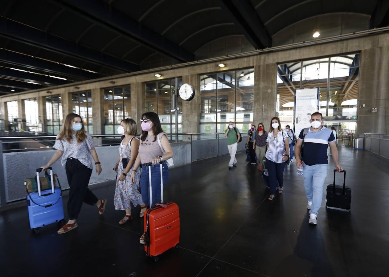 El regreso de los viajeros a la estación de AVE de Córdoba, en imágenes