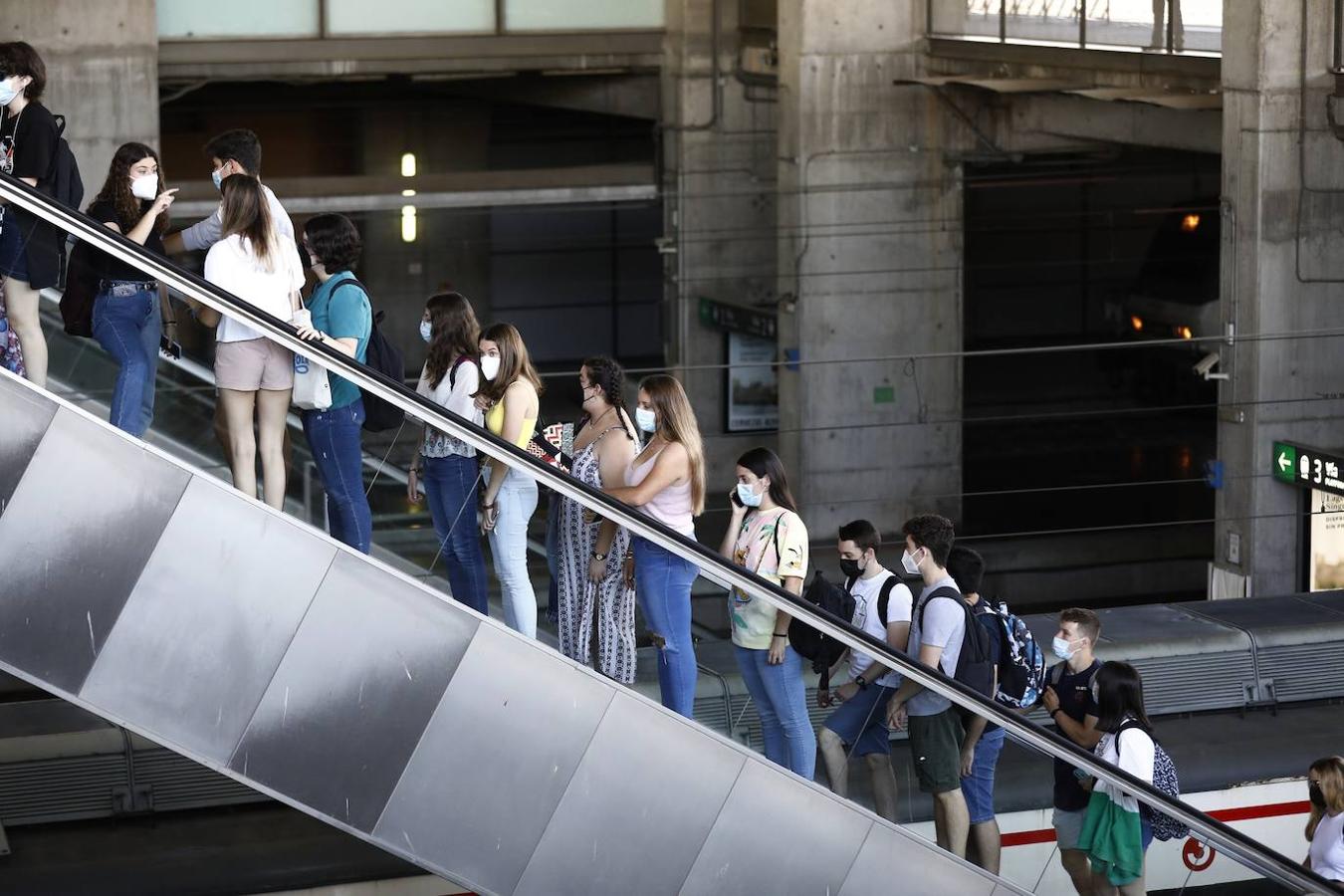 El regreso de los viajeros a la estación de AVE de Córdoba, en imágenes