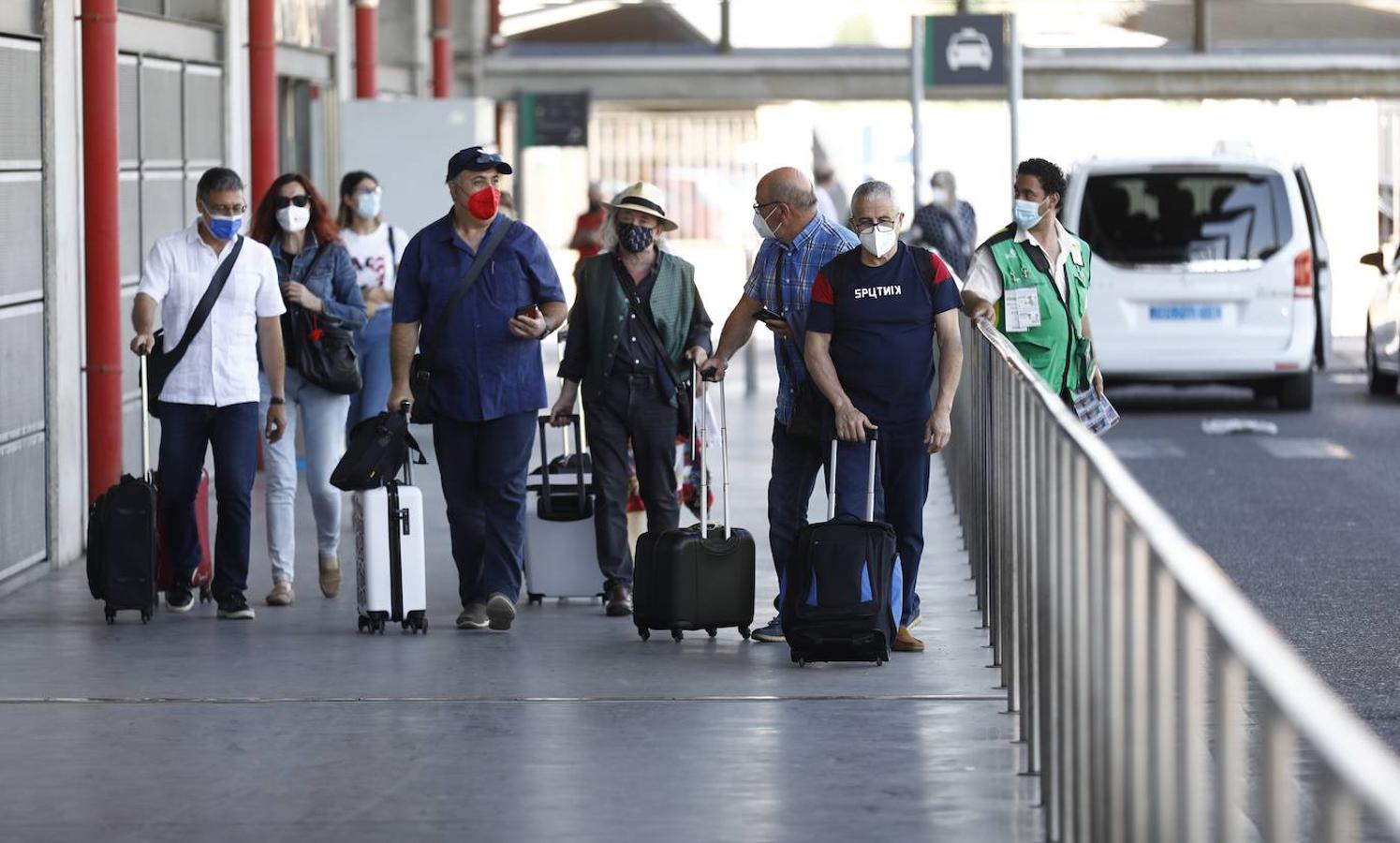 El regreso de los viajeros a la estación de AVE de Córdoba, en imágenes