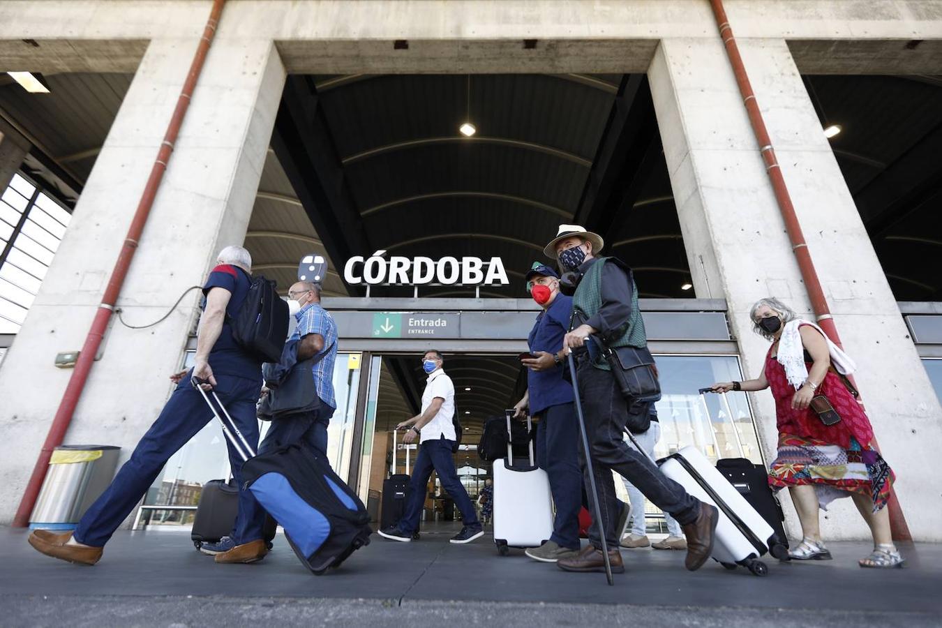 El regreso de los viajeros a la estación de AVE de Córdoba, en imágenes