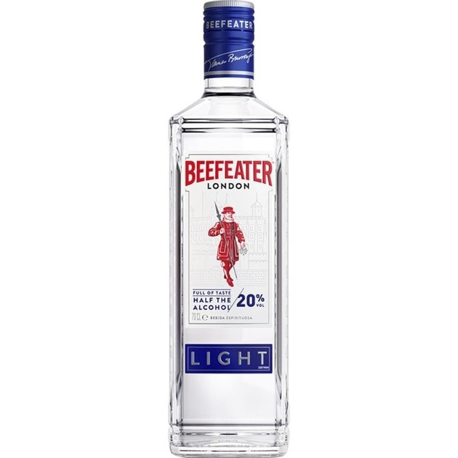 Beefeater Light. Elaborada con los nueve botánicos de siempre y con sabores naturales, Beefeater Light presenta el sabor de la genuina ginebra londinense, pero con la mitad de alcohol (20º).  Un proceso artesanal de destilación y almacenamiento en alambiques tradicionales supervisado por Desmond Payne, Master Distiller de Beefeater, quien destaca que "es una bebida totalmente natural inspirada en la ginebra, que contiene la cantidad exacta de alcohol necesaria para mantener el sabor inconfundible de nuestra famosa receta London Dry". (13,55€)