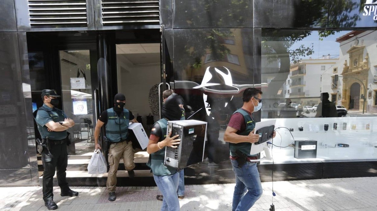 Las imágenes de la redada en una tienda de espías de Sevilla