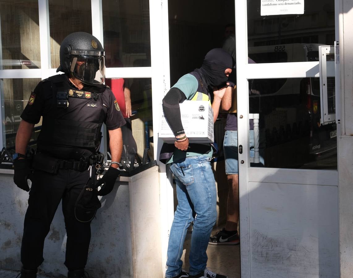 Fotos: Operación policial en Puntales y el Cerro del Moro contra el tráfico de hachís en Cádiz