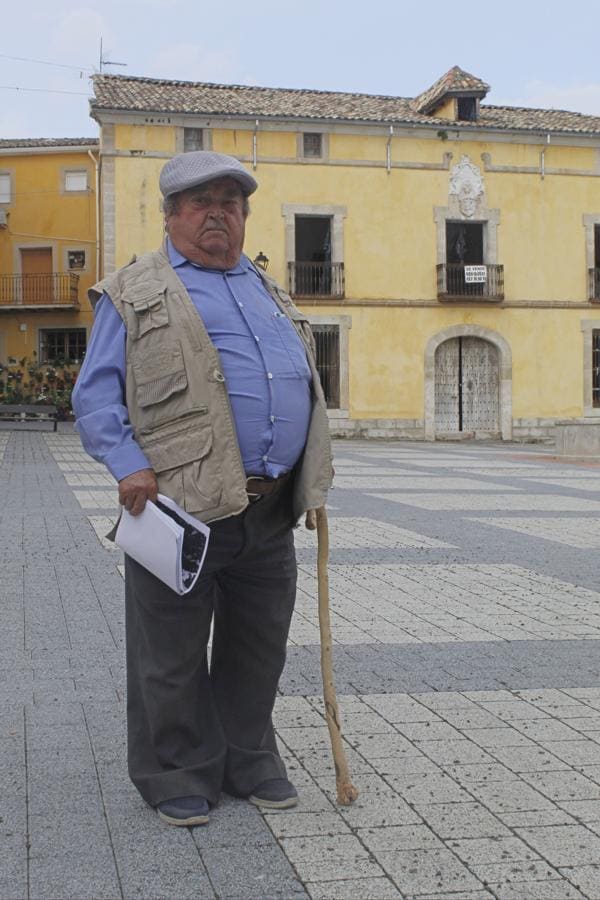 Florentino Rebollo, al que llaman 'Flores', nació en Hontanillas en 1934. Su familia fue la última en abandonar el pueblo. Su padre, Federico Rebollo, contó su experiencia a 'Blanco y Negro' en 1968. Aquí, 'Flores' es retratado en Pareja, un pueblo a unos seis kilómetros de Hontanillas. 
