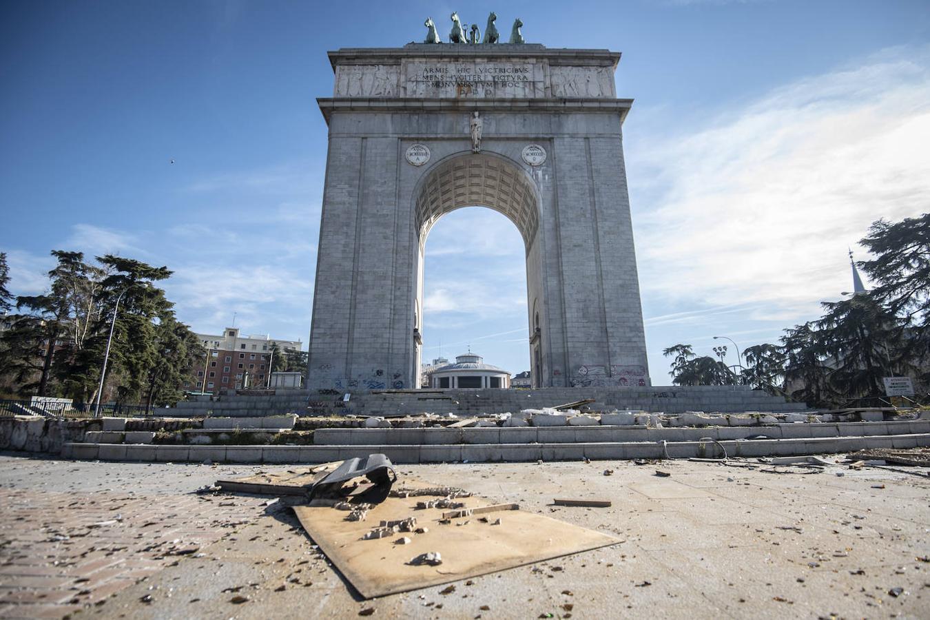 Arco de la Victoria. Rodeado por grafitis, el Consorcio Regional de Transportes es el encargado desde 2006 de cuidar el monumento erigido en 1956. El Ayuntamiento y la Complutense negocian la cesión del uso del espacio para proceder a su restauración. 