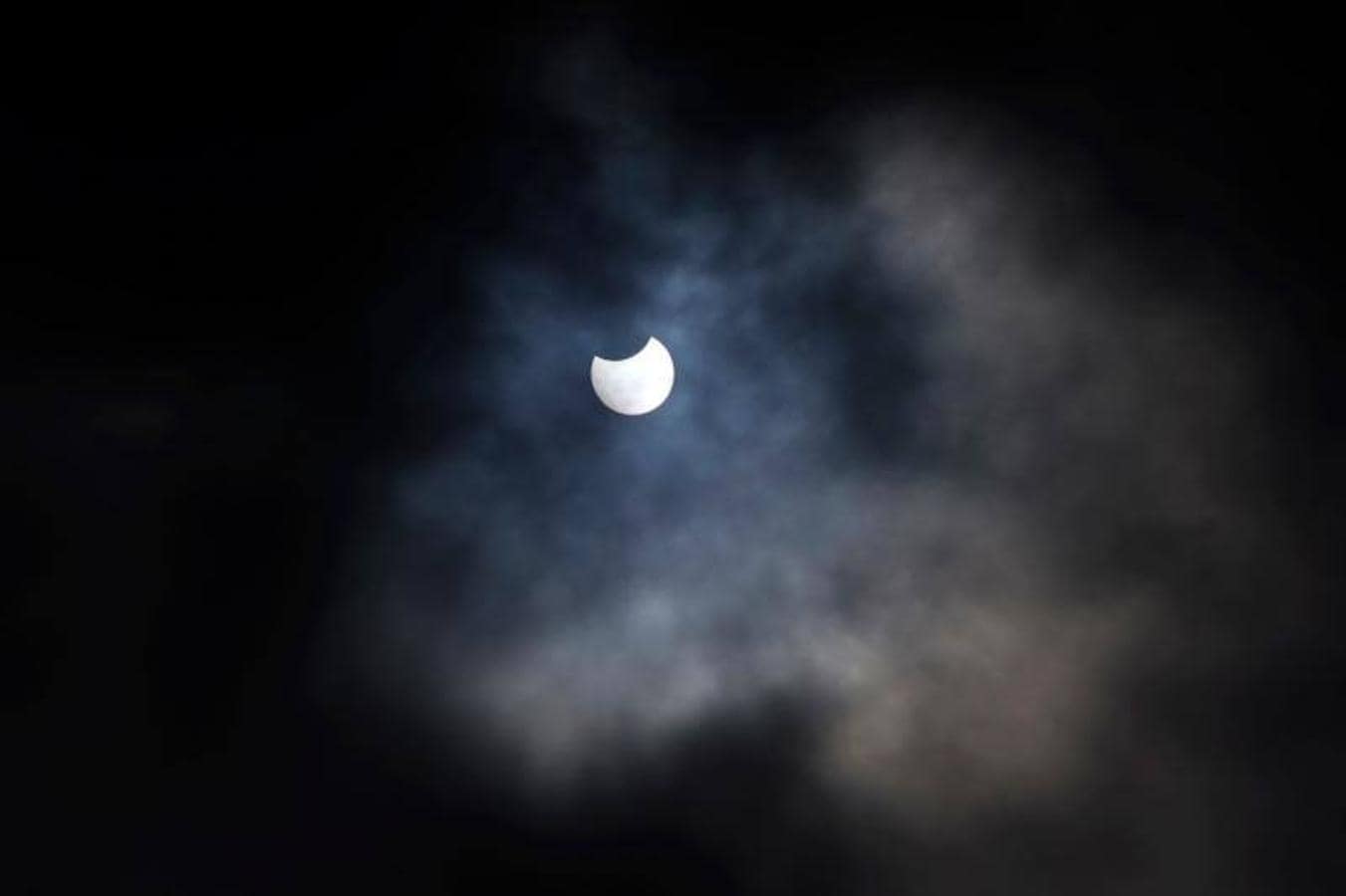 Las mejores imágenes del eclipse de Sol. Imagen del eclipse solar parcial que se ha podido ver a través de la capa de nubes de Primrose Hill, en el centro de Londres.